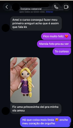 Aluna mostrando chaveiro de princesa em amigurumi