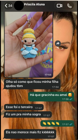 Aluna mostrando chaveiro de boneca em amigurumi
