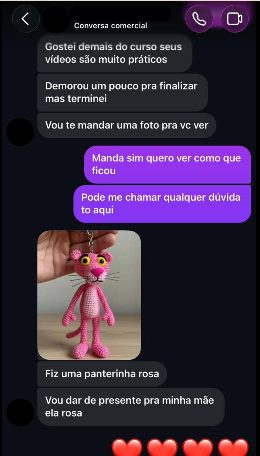 Aluna mostrando pantera cor-de-rosa em amigurumi