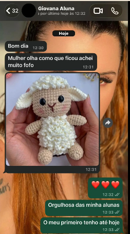 Aluna mostrando ovelhinha em amigurumi
