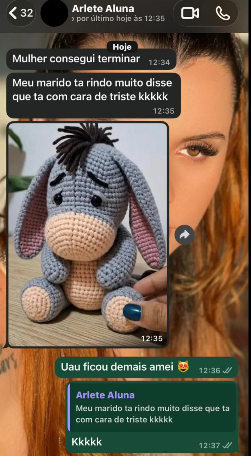 Aluna mostrando amigurumi burrinho feito com as receitas